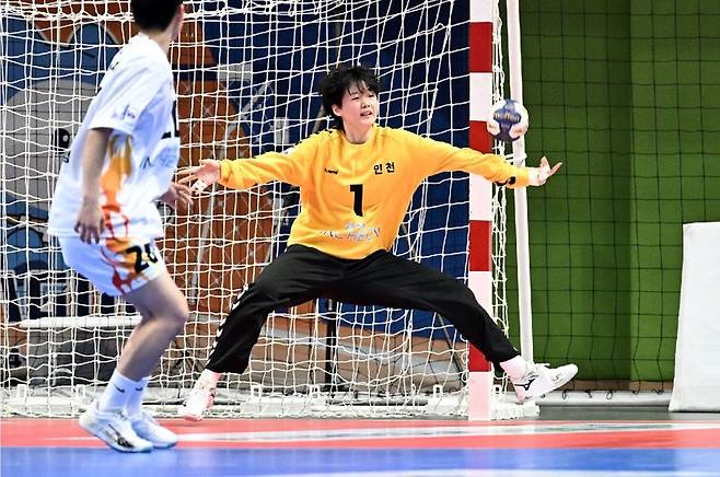 인천광역시청 최민정 골키퍼가 선방을 시도하고 있다. 한국핸드볼연맹 제공