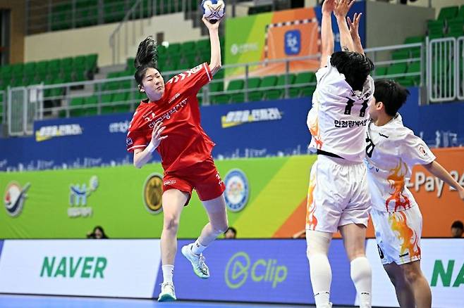 대구광역시청 정지인이 점프슛을 하고 있다. 한국핸드볼연맹 제공