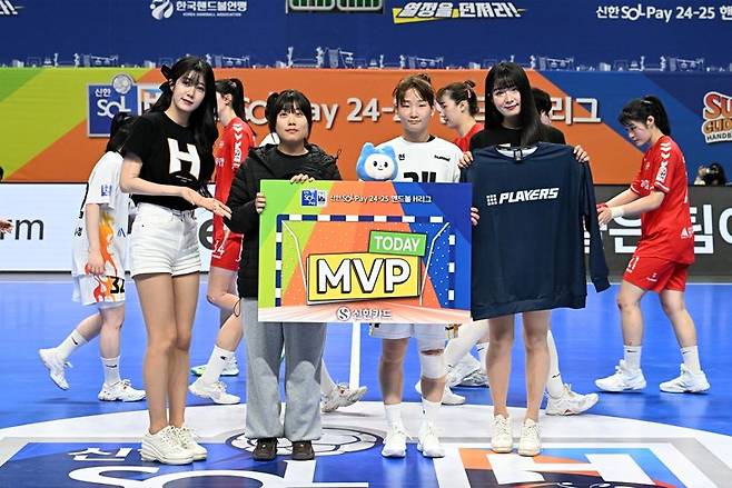 경기 MVP에 선정된 인천광역시청 이효진이 기념촬영을 하고 있다. 한국핸드볼연맹 제공