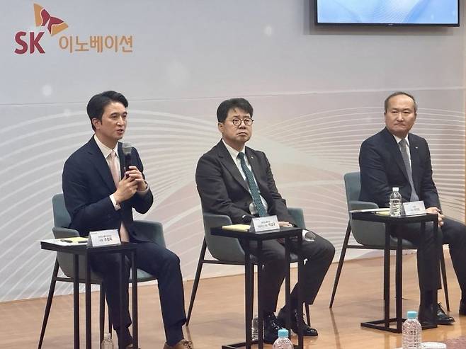 추형욱 SK이노베이션 E&S 사장, 박상규 SK이노베이션 대표이사 사장, 이석희 SK온 대표이사 사장(왼쪽부터)이 28일 서울 중구 SK서린빌딩에서 열린 올해 SK이노베이션 주주총회에서 발언하고 있다. 연합뉴스