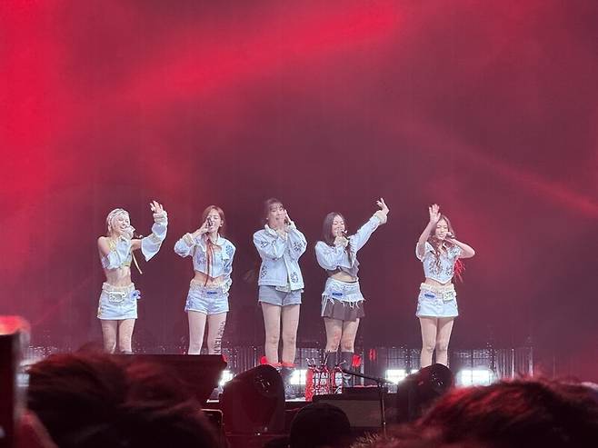 뉴진스가 23일 밤 홍콩 레이더우구 아시아월드 엑스포에서 열린 ‘컴플렉스콘 홍콩’ 공연에서 인사하고 있다. 홍콩/이정국 기자