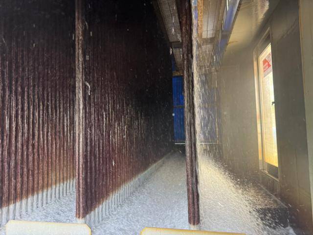 25일 울산 남구에 위치한 코리아에너지터미널(KET) 해수식기화기 시설에서 시간당 5,000톤의 바닷물이 액화천연가스(LNG)가 흐르는 관을 따라 쏟아지고 있다. LNG는 바닷물을 만나 기화돼 천연가스(NG)가 된다. 울산=오지혜 기자