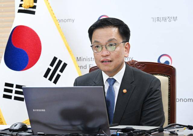 최상목 경제부총리 겸 기획재정부 장관이 지난 27일 정부서울청사에서 피터 스네이어스 유로클리어 CEO와 화상 면담을 하고 있다. 기재부 제공