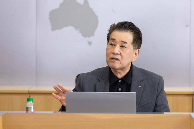 장인화 포스코그룹 회장이 27일 서울 포스코센터에서 열린 그룹기술전략회의를 주재하고 있다. 포스코홀딩스 제공