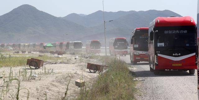 버스들이 2023년 8월 8일 전북 부안군 '2023 세계스카우트잼버리' 야영지에서 줄지어 운행하고 있다. 사진은 기사 내용과 관계없음. 부안=뉴시스