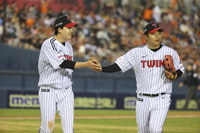 LG 트윈스 임찬규(왼쪽)와 문보경. LG 제공