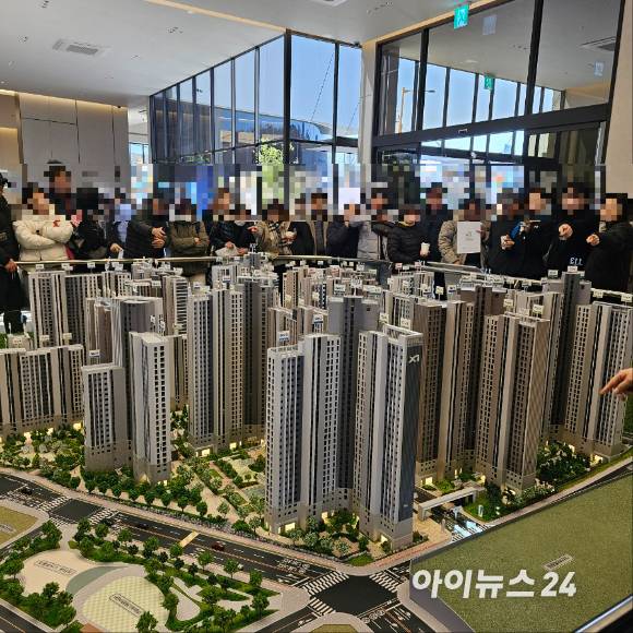 경기도 한 아파트 견본주택 방문객들이 단지 모형도를 둘러보고 있다. [사진=이효정 기자 ]