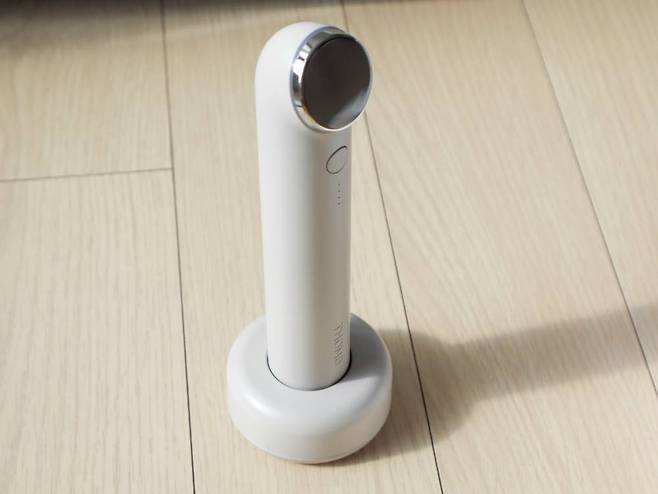 거치대에 제품을 세워서 보관하는 모습 / 출처=IT동아