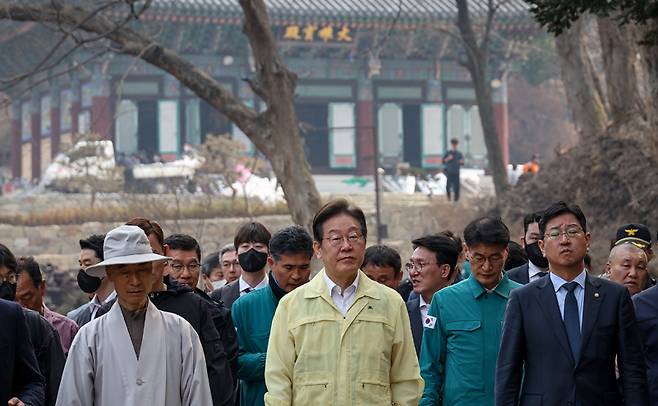 이재명 대표가 27일 경북 의성군 고운사를 찾아 주지 등운 스님과 함께 산불 피해 현장을 살피고 있다. (더불어민주당)