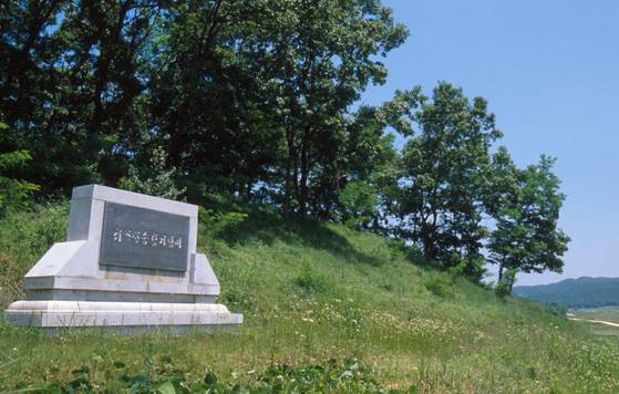 용인시 처인구 남사면 아곡리에 있는 처인성 승첩 기념비. 1232년 몽골군 지휘관 살리타이를 사살한 처인성 전투 현장이다. 처인성은 당시 처인부곡이었다. [사진 한국학중앙연구원]