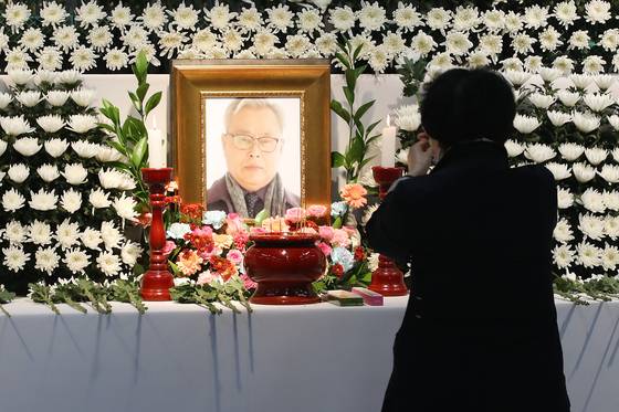 28일 오전 경북 의성군청소년문화의집에 마련된 산불 진화 헬기 추락 사고 희생자 고(故) 박현우 기장의 분향소를 찾은 시민들이 애도하고 있다. 뉴스1