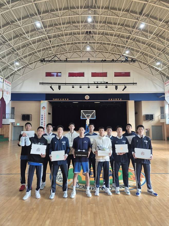 ▲매산초, 삼일중, 삼일고 농구부 선수들은 최근 이현중으로부터 농구화를 선물 받았다.&nbsp;