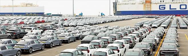 도널드 트럼프 미국 대통령이 수입 자동차와 핵심 부품에 25% 관세를 부과하겠다고 발표한 27일 경기 평택항에 수출용 자동차들이 세워져 있다.  /연합뉴스