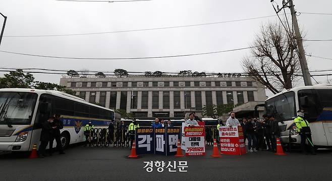 지난 27일 서울 종로구 헌법재판소 앞에서 유상범 국민의힘 의원, 송언석 의원이 윤석열 대통령 탄핵 각하 촉구 시위 중인 가운데 전진숙 더불어민주당 의원이 파면 촉구 시위를 하고 있다. 권도현 기자