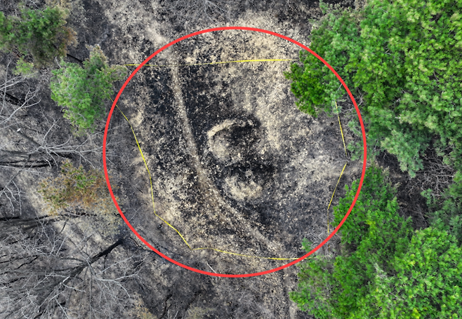 27일 경북 지역에서 6일째 번지고 있는 산불의 최초 발화 지점인 의성군 안평면 괴산리 한 묘소 인근에 폴리스라인이 설치돼 있다. [사진=연합뉴스]