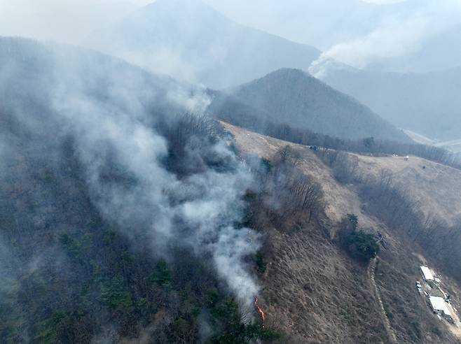 27일 경북 의성군 옥산면 금봉리 일대 산에 산불이 번져 나가고 있다. [사진=연합뉴스]