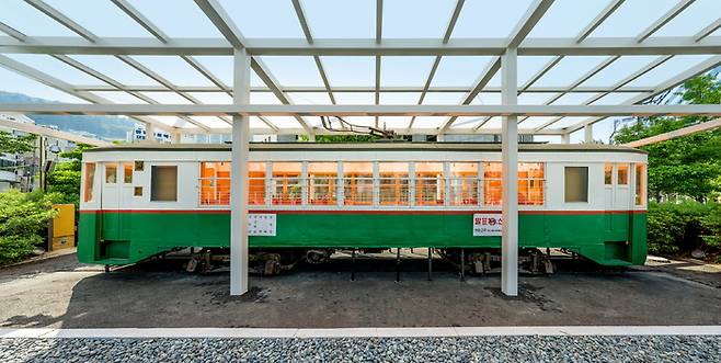 1950년대 부산에서 운행하던 전차를 동아대 석당박물관에서 개방한다. [동아대]