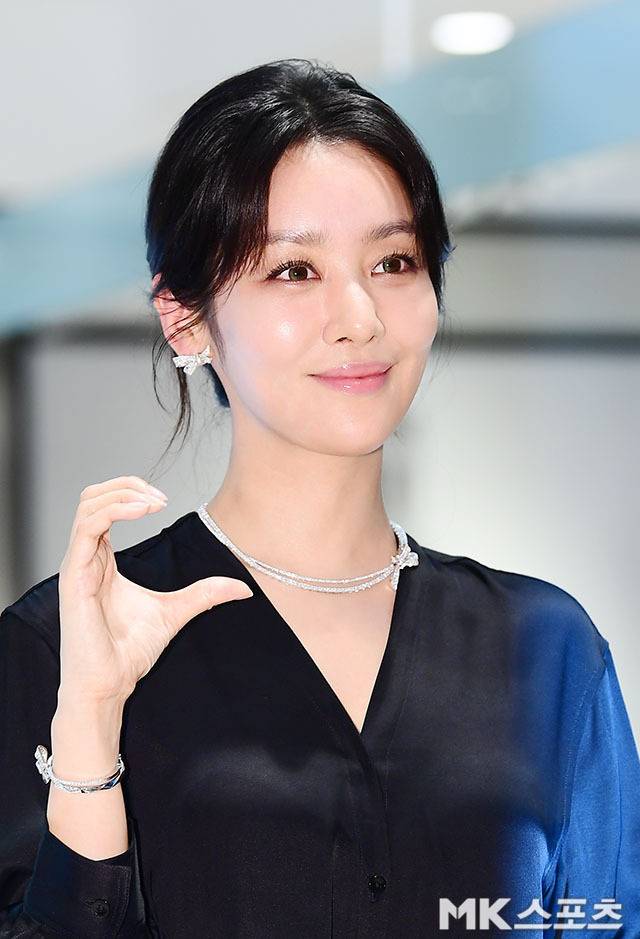 차주영은 깊은 브이넥 라인과 은은한 광택이 흐르는 실크 소재의 롱 드레스를 선택했다.사진=김영구 기자