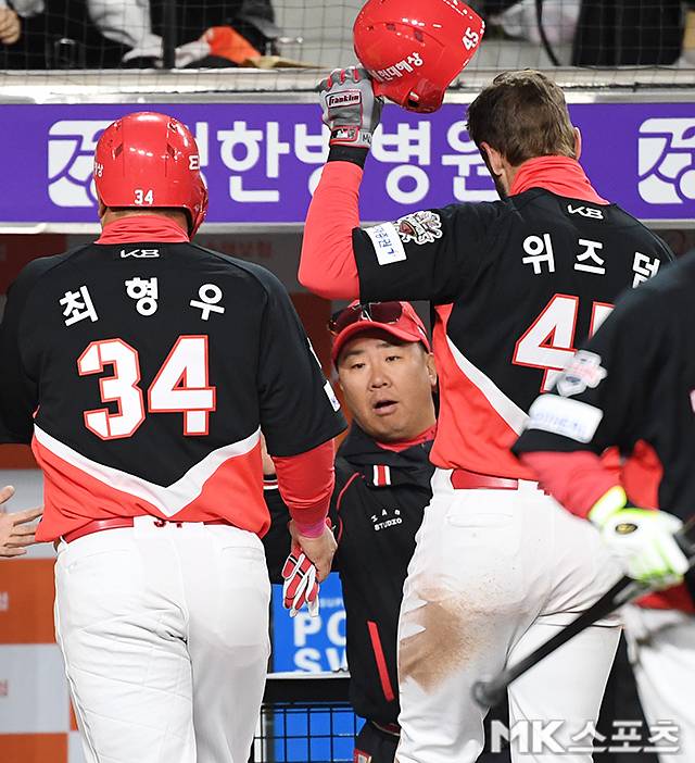 최형우가 득점에 성공한 뒤 이범호 감독, 위즈덤과 기쁨을 나누고 있다. 사진(대전)=천정환 기자