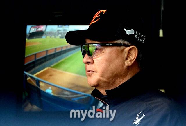 2025년 3월 26일 오후 서울잠실구장에서 진행된 '2025 신한 SOL뱅크 KBO 리그' 한화 이글스와 LG 트윈스의 경기. 한화 김경문 감독이 경기를 지켜보고 있다./마이데일리