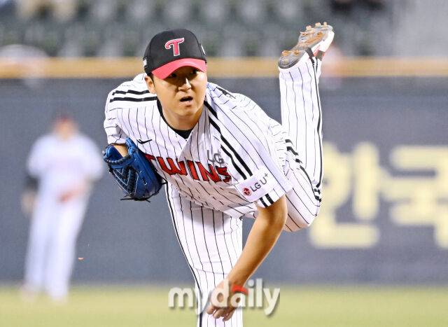 27일 오후 서울 잠실야구장에서 진행된 '2025 프로야구 KBO리그' LG 트윈스와 한화 이글스의 경기.LG 송승기가 선발등판해 역투하고 있다./마이데일리