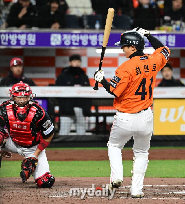 2025년 3월 28일 오후 대전 한화생명 볼파크에서 진행된 '2025 신한 SOL뱅크 KBO 리그' KIA 타이거즈와 한화 이글스의 경기. 한화 최인호가 7회말 2사 만루서 KIA 곽도규의 투구에 맞으며 역전시키고 있다./대전 = 유진형 기자