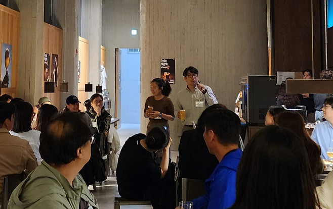 맛집 정보 공유 플랫폼 ‘뽈레’ 커뮤니티 행사장에서 김류미(왼쪽), 황대산 공동대표가 발언하고 있다.[뽈레 제공]