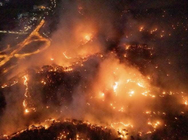 25일 경북 안동시 남선면 인근 야산으로 불이 번지고 있다. [연합]