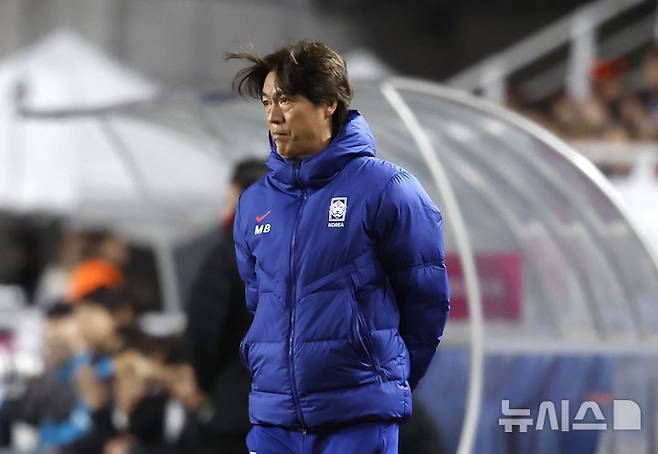 [수원=뉴시스] 정병혁 기자 = 25일 경기 수원시 수원월드컵경기장에서 열린 2026 국제축구연맹(FIFA) 북중미 월드컵 아시아 지역 3차 예선 B조 8차전 대한민국과 요르단의 경기, 대한민국 홍명보 감독이 경기를 지켜보고 있다. 2025.03.25. jhope@newsis.com