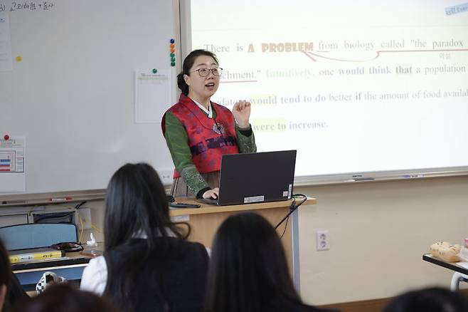[울산=뉴시스] 구미현 기자 = 한복 입고 영어 가르치는 울산여고 김주리 교사(울산시교육청 제공) photo@newsis.com *재판매 및 DB 금지