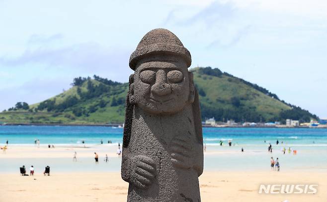[제주=뉴시스] 우장호 기자 = 제주도는 28일 전국 최초로 '제주간편e민원' 서비스를 시작했다. 사진은 제주시 한림읍 금능해수욕장 앞에 서 있는 돌하르방 모습. (사진=뉴시스DB) woo1223@newsis.com