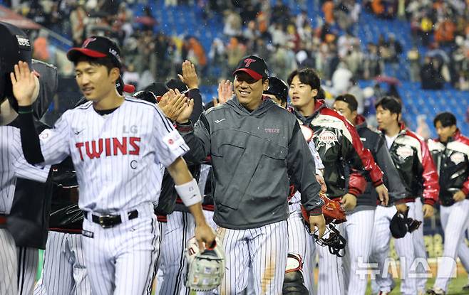 [서울=뉴시스] 김진아 기자 = 지난 27일 오후 서울 송파구 잠실야구장에서 열린 2025 KBO리그 한화 이글스와 LG 트윈스의 경기, 2-1로 승리한 LG 김현수와 선수들이 하이파이브를 하며 있다. 2025.03.27. bluesoda@newsis.com