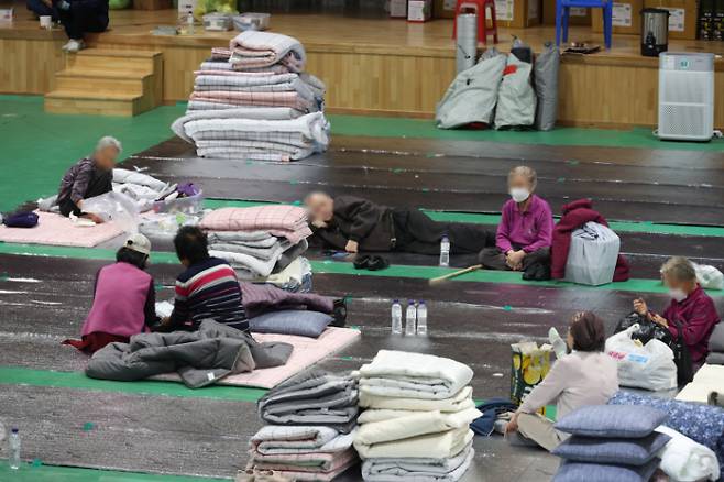 28일 경북 영양군 이재민 대피소인 영양군민회관에서 이재민들이 아침 식사를 기다리며 휴식하고 있다. 연합뉴스