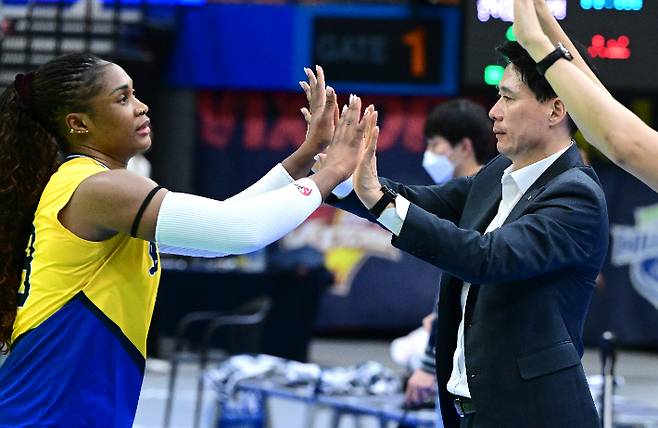 현대건설 모마와 강성형 감독. KOVO