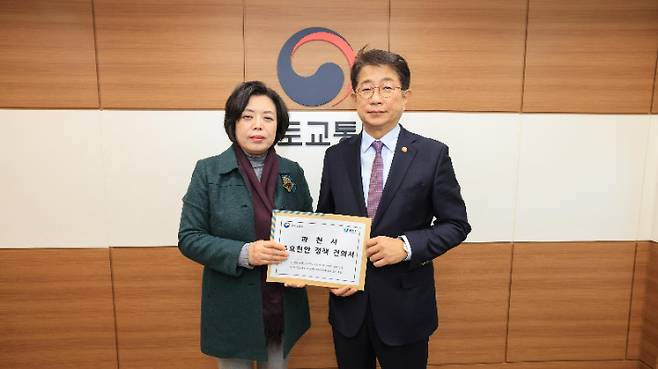 신계용 과천시장은 지난달 7일 정부과천청사에서 박상우 국토교통부 장관을 만나 철도현안 건의문을 전달했다. 과천시 제공