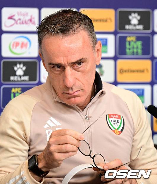[OSEN=도하(카타르), 지형준 기자] 아랍에미리트 축구국가대표팀 파울루 벤투 감독이 17일(현지시간) 카타르 도하 아시안컵 미디어센터에서 열린 기자회견에 참석해 취재진의 질문에 답을 하고 있다. 2024.01.17 / jpnews.osen.co.kr