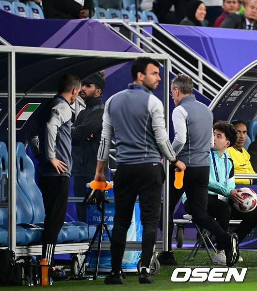 [OSEN=알 와크라(카타르), 지형준 기자] 파울루 벤투 감독이 16강 진출을 확정짓지 못했다. 눈을 의심케 하는 자책골과 퇴장 변수가 발목을 잡았다.벤투 감독이 지휘하는 아랍에미리트(UAE)는 19일 오전 2시 30분(이하 한국시간) 카타르 알와크라 알자누브 스타디움에서 열린 2023 아시아축구연맹(AFC) 카타르 아시안컵 C조 조별리그 2차전에서 팔레스타인과 1-1로 비겼다.후반 아랍에미리트 파울루 벤투 감독이 부심에 거칠게 항의하며 퇴장을 당하고 있다. 2024.01.19 / jpnews.osen.co.kr