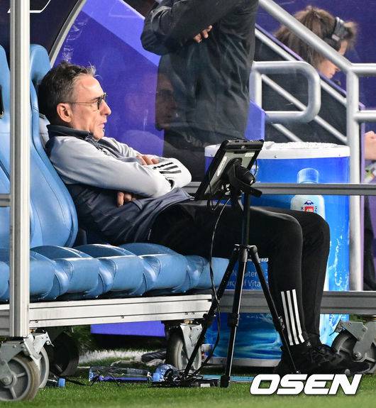 [OSEN=알 와크라(카타르), 지형준 기자] 파울루 벤투 감독이 16강 진출을 확정짓지 못했다. 눈을 의심케 하는 자책골과 퇴장 변수가 발목을 잡았다.벤투 감독이 지휘하는 아랍에미리트(UAE)는 19일 오전 2시 30분(이하 한국시간) 카타르 알와크라 알자누브 스타디움에서 열린 2023 아시아축구연맹(AFC) 카타르 아시안컵 C조 조별리그 2차전에서 팔레스타인과 1-1로 비겼다.후반 아랍에미리트 파울루 벤투 감독이 생각에 잠겨 있다. 2024.01.19 / jpnews.osen.co.kr
