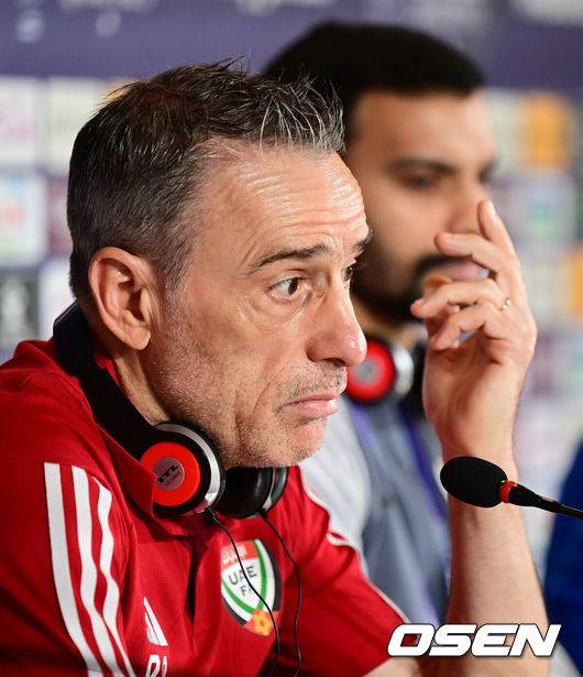 [OSEN=도하(카타르), 지형준 기자] 아랍에미리트(UAE) 축구국가대표팀 파울루 벤투 감독이 27일(현지시간) 카타르 도하 메인미디어센터(MMC)에서 열린 공식 기자회견에 참석해 질문에 답을 하고 있다. 2024.01.27 / jpnews.osen.co.kr