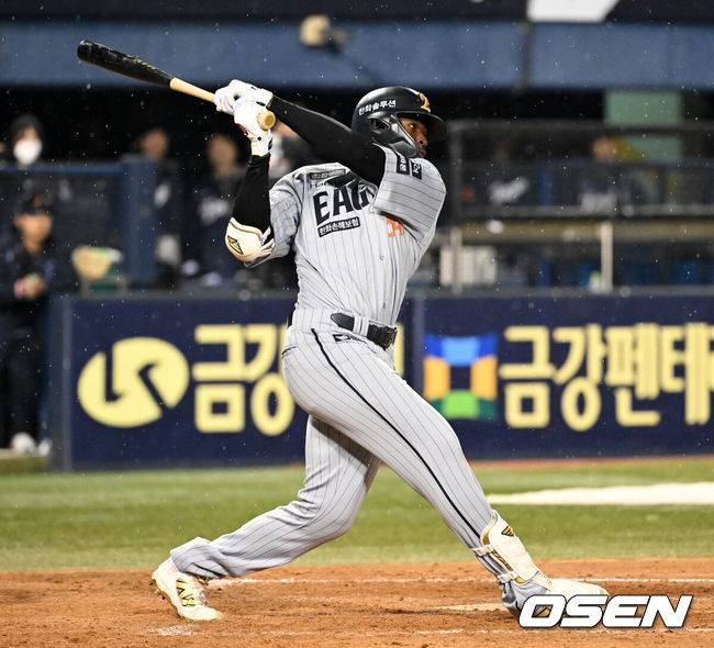 [OSEN=잠실, 이대선 기자] 프로야구&nbsp;LG 트윈스가 개막 5연승을 질주했다. 한화 이글스는 개막전 승리 후 4연패에 빠졌다.&nbsp;LG는&nbsp;27일 서울 잠실구장에서 열린 2025 KBO리그 한화와 경기에서 2-1로 승리했다. 0-0으로 팽팽한 8회 2사 만루에서 김현수가 결승 2타점 적시타를 터뜨렸다.&nbsp;9회초 2사 2루에서 한화 플로리얼이 우전 적시타를 치고 있다. 2025.03.27 /sunday@osen.co.kr