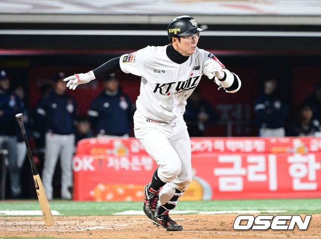 [OSEN=수원, 최규한 기자] 27일 오후 경기도 수원 KT위즈파크에서 ‘2025 신한 SOL Bank KBO리그’ KT 위즈와 두산 베어스의 경기가 열렸다.홈팀 KT는 오원석, 방문팀 두산은 김유성을 선발로 내세웠다.5회말 1사 주자없는 상황 KT 허경민이 안타를 날리고 있다. 2025.03.27 / dreamer@osen.co.kr