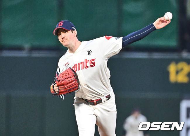 [OSEN=부산, 이석우 기자] 28일 부산 사직야구장에서 2025 신한 SOL 뱅크 KBO 리그 롯데 자이언츠와 KT 위즈의 경기가 열렸다. 홈팀 롯데는 반즈가 선발로 출전하고, 방문팀 KT는 헤이수스가 선발로 출전했다.롯데 자이언츠 선발 투수 반즈가 역투하고 있다. 2025.03.28 / foto0307@osen.co.kr