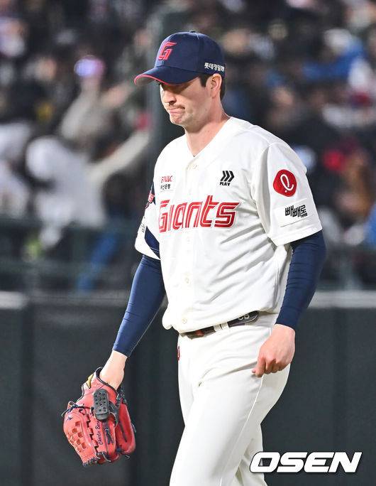 [OSEN=부산, 이석우 기자] 28일 부산 사직야구장에서 2025 신한 SOL 뱅크 KBO 리그 롯데 자이언츠와 KT 위즈의 경기가 열렸다. 홈팀 롯데는 반즈가 선발로 출전하고, 방문팀 KT는 헤이수스가 선발로 출전했다.롯데 자이언츠 선발 투수 반즈가 5회초 1실점하고 아쉬워하고 있다. 2025.03.28 / foto0307@osen.co.kr