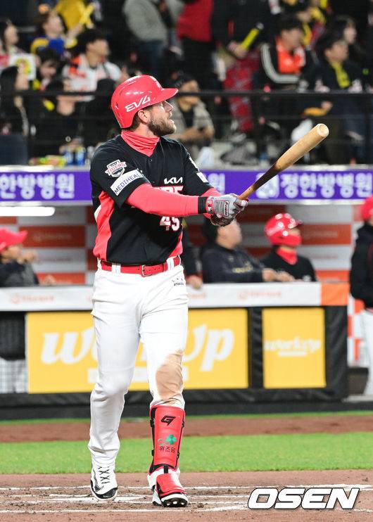 [OSEN=대전, 최규한 기자] 28일 오후 대전 한화생명 볼파크에서 ‘2025 신한 SOL Bank KBO리그’ 한화 이글스와 KIA 타이거즈의 경기가 열렸다.대전 신구장 첫 공식경기를 갖는 홈팀 한화는 코디 폰세, 방문팀 KIA는 제임스 네일을 선발로 내세웠다.7회초 무사 선두타자로 나선 KIA 위즈덤이 달아나는 좌월 솔로포를 날리고 타구를 바라보고 있다. 2025.03.28 / dreamer@osen.co.kr