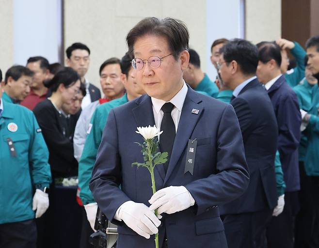 더불어민주당 이재명 대표가 27일 경북 의성군 의성군청소년문화의집에 마련된 고 박현우 기장의 빈소를 찾아 헌화하고 있다. 의성=뉴시스