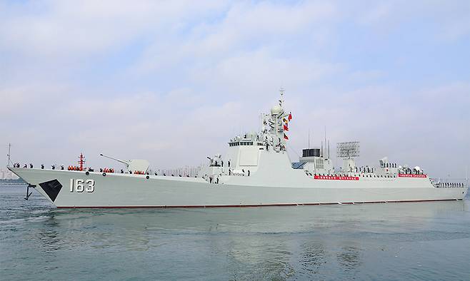 중국 해군 호위함이 항구를 떠나고 있다. 신화·연합뉴스