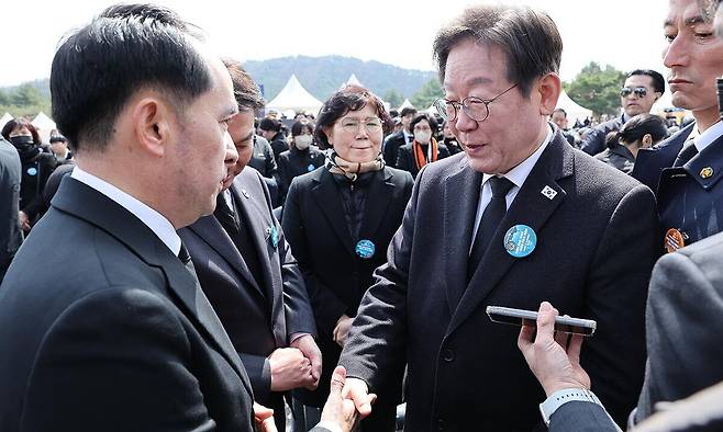 더불어민주당 이재명 대표가 28일 국립대전현충원에서 열린 서해 수호의 날 기념식에 참석해 최원일 전 천안함장과 인사하고 있다. 연합뉴스