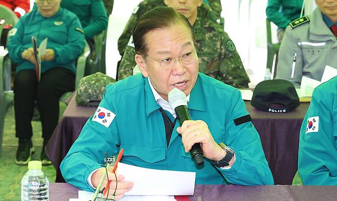 국민의힘 권영세 비상대책위원장이 28일 안동 낙동강변 분수광장 일원에 마련된 산불현장통합지휘본부에서 열린 산불 피해 수습 및 지원대책 현장점검에서 발언하고 있다. 뉴시스