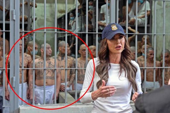 26일(현지시간) 엘살바도르에 있는 중남미 최대 규모 수감 시설 테러범수용센터(CECOT·세코트)를 방문한 크리스티 놈(53) 미국 국토안보부 장관이 수감자들을 배경으로 연설하고 있다. 2025.3.26 AFP 연합뉴스