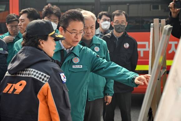 이철우(왼쪽 두번째) 경북지사. 연합뉴스